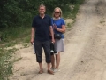 Timo-ja-Tuula-Hatakka-Vallittulan-Paivarinnan-pihapiirissa